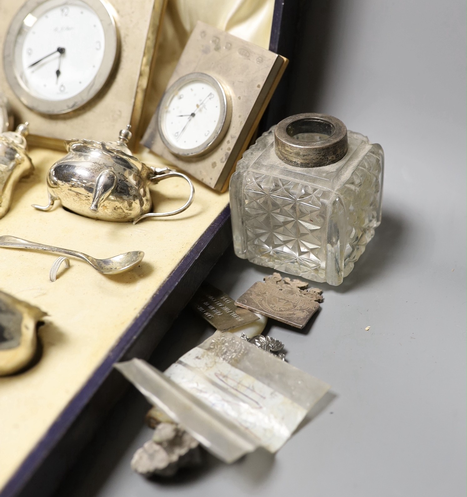 Sundry small silver including a cased part condiment set, three modern silver mounted desk timepieces and a Georgian vinaigrette and thirteen other items including pewter flatware etc.